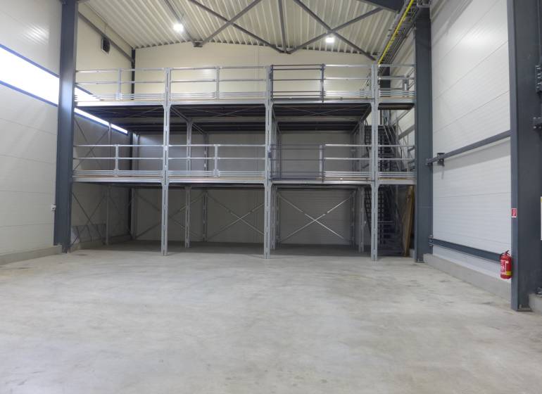 Sklad na prenájom s kanceláriami a zázemím o ploche 370 m2 - Priemyselný interiér so železnou konštrukciou na skladovanie a organizáciu tovaru.