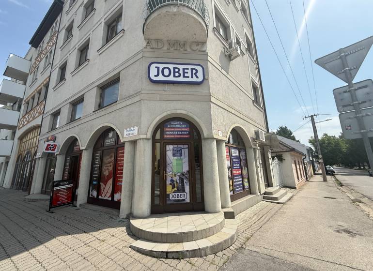VÝBORNÁ LOKALITA! Na prenájom obchodný priestor Komárno - Obchodné priestory v Komárne na Petőfiho ulici so slnečnou fasádou a reklamnými štítmi.