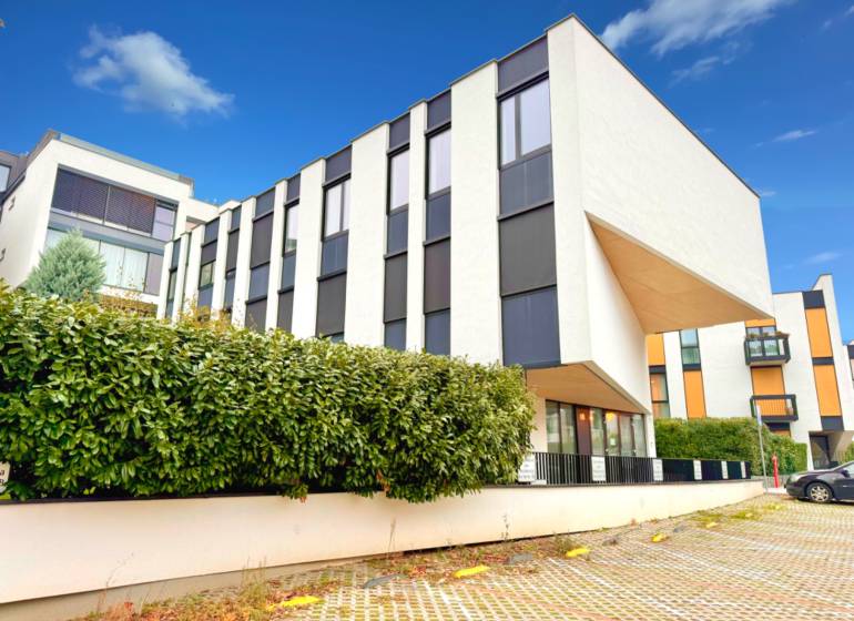 Budova s 8 apartmánmi alebo medicínske centrum, 9 park. miest- Kolibe - Budova na ulici Na varte s modernou architektúrou a upraveným okolím.