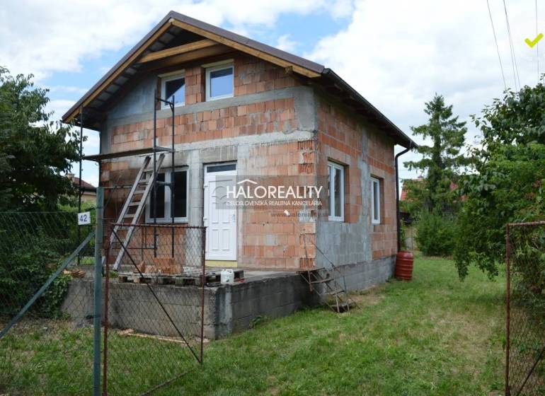 REZERVOVANÉ - Predaj, chalupa Vinosady - VO VÝSTAVBE... - Chata vo Vinosadoch postavená z tehál, s rebríkom a zeleným okolím.