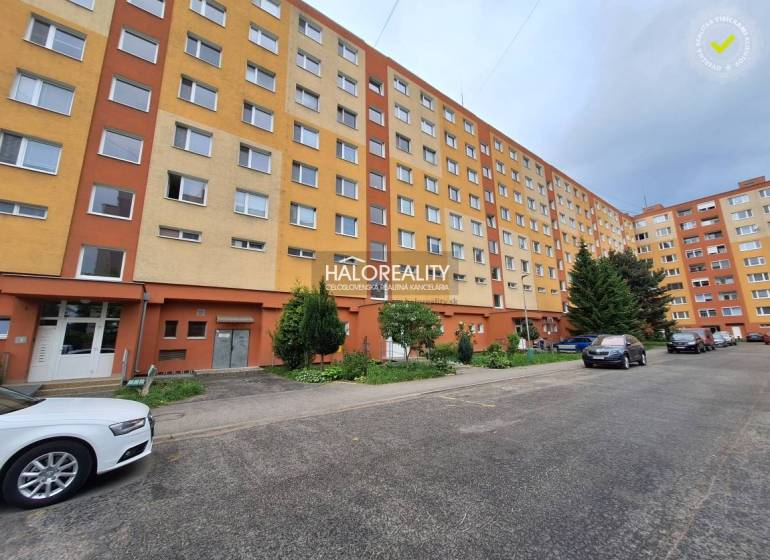 REZERVOVANÉ - Predaj, trojizbový byt Prievidza, Sídl... - Panelák s 3-izbovými bytmi v Prievidzi, obklopený zeleňou a parkoviskom.