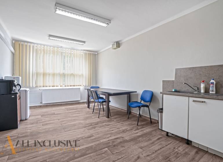 NA PRENÁJOM KANCELÁRSKE PRIESTORY V CENTRE MESTA D.S. - Kancelárie: vybavenie obsahuje stôl, stoličky, umývadlo, vodovodnú batériu a žalúzie.
