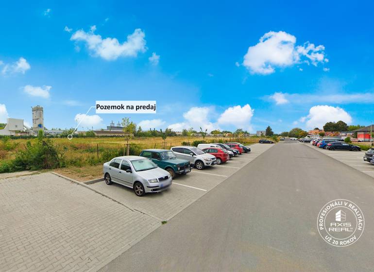 Komerčný stavebný pozemok (5.918 m2), Piešťany - Parkovisko vedľa komerčného pozemku na Priemyselnej ulici v Piešťanoch.