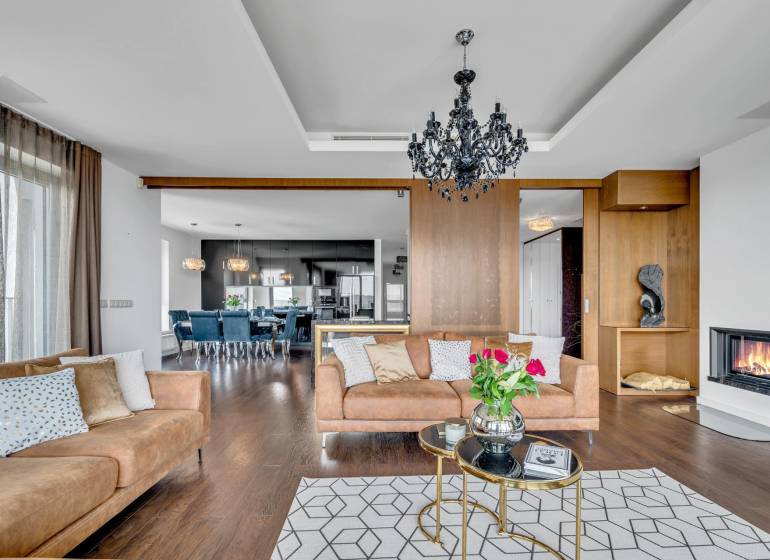 Predaj, Luxusný 4 izbový byt, 180 m2 + 25 m2, Condominium Renaissance - Elegantná obývačka so sedačkou, krbom a svietidlom v 4-izbovom byte.