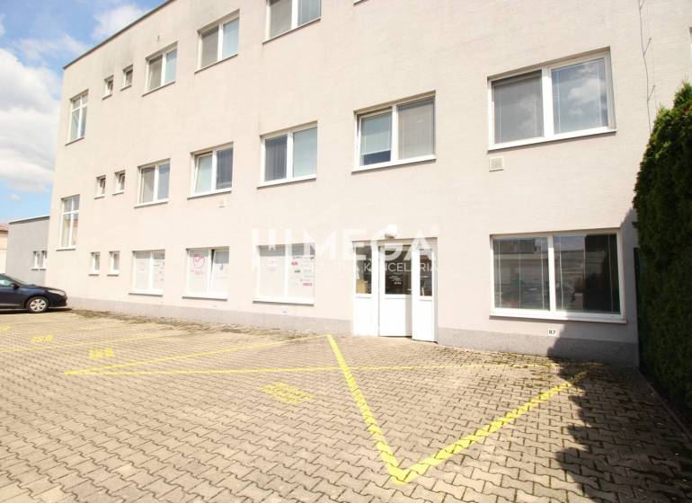 Na prenájom - priestor na prízemí 120m2 na ul. Tolstého v meste Humenn - Obchodné priestory na Tolstého ulici v Humennom so vstupnými dvermi a parkoviskom.