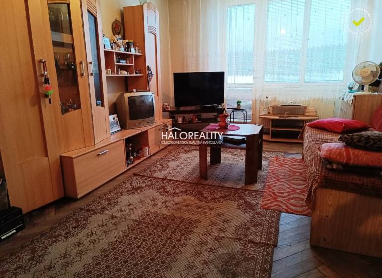 REZERVOVANÉ - Predaj, dvojizbový byt Krompachy, Hlav... - Obývačka v 2-izbovom byte so základným zariadením a kobercom na podlahe.