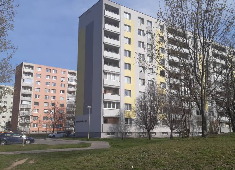 Platba v hotovosti, kúpa 3 izbový byt Trnava! - Bytový dom v Trnave obklopený stromami s parkovacími miestami. vhodný pre 3-izbový byt.