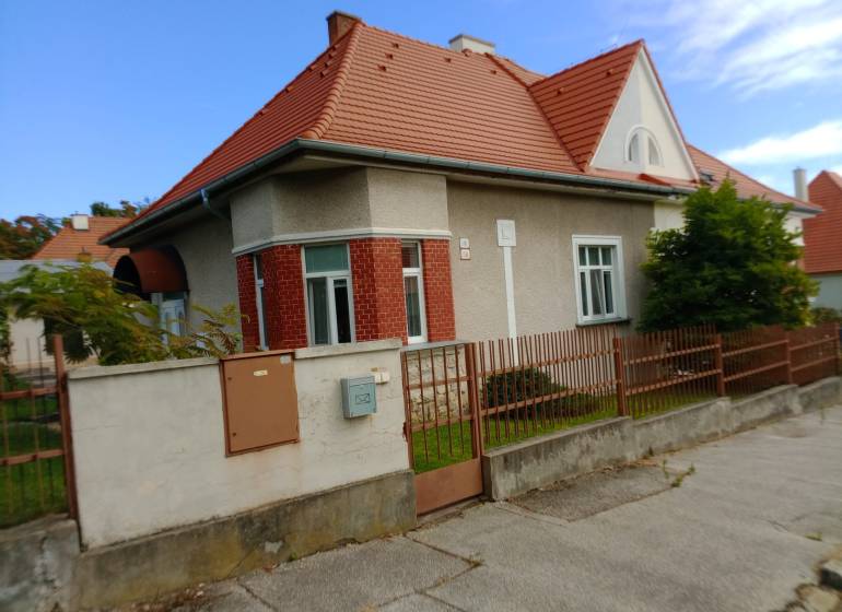 ZAUJÍMAVÝ RODINNÝ DOM, NITRA - ZOBOR - Rodinný dom na ulici Nécseyho v Nitre s červenou strechou a tehlovou fasádou.