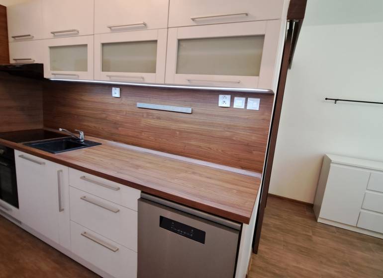 2 izbový byt 65 m2, kompletná rekonštrukcia, Tlmače-Lipník (SM-836) - Kuchyňa v 2-izbovom byte, drevené obklady a biele skrinky s umývačkou.