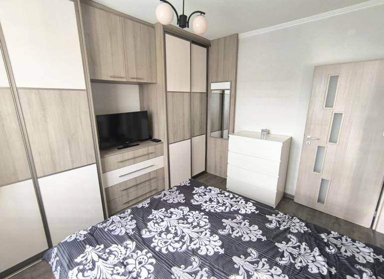 ‼️2 IZBOVÝ BYT NA PRENÁJOM, PARTIZÁNSKE -CENTRUM (KOMPLET ZARIADENÝ)‼️ - Spálňa v 2-izbovom byte s posteľou, skrinkou, televízorom a vstavanou skriňou.