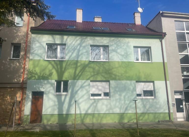 VÝNIMOČNÁ INVESTIČNÁ PRÍLEŽITOSŤ V CENTRE PIEŠŤAN - Rodinný dom na Kalinčiakovej ulici v Piešťanoch, zelená fasáda, tieň stromu.