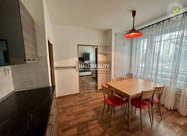 Prenájom, jednoizbový byt Rimavská Sobota, P.Hostins... - Jedáleň v 1-izbovom byte s drevenými podlahami a veľkým oknom s čipkovými závesmi.