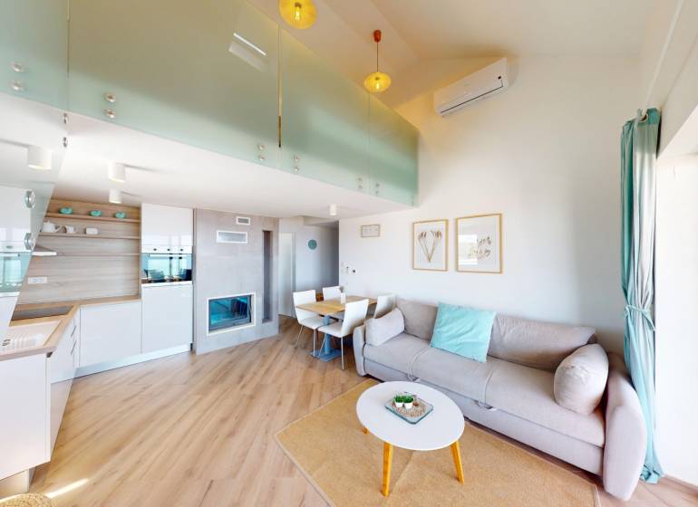 PAG/MANDRE - 2 apartmány za cenu jedného - 190m od mora - Interiér 4-izbového bytu s modernou kuchyňou, pohodlnou obývačkou a jedálenským stolom.