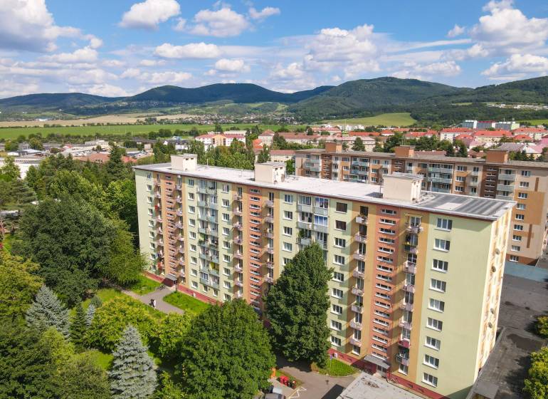 2 izbový byt + 2x balkón - KOMPLET REKO - Nová Dubnica - 56m²  - Výhľad na bytový dom so zeleňou v Nová Dubnica na ulici SNP.