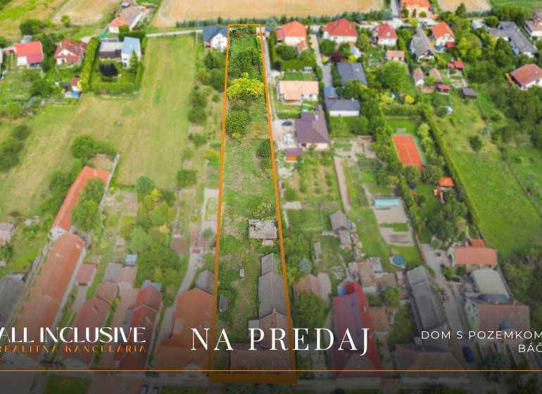 NA PREDAJ 38-ÁROVÝ STAVEBNÝ POZEMOK, BÁČ - Letecký pohľad na pozemky na bývanie v Báči s okolitými domami.