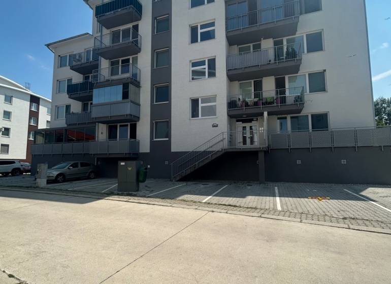 Na prenájom pekný 3 izbový byt s prakingom Novostavbe Slavomírova - Päťposchodový bytový dom so schodiskom a parkoviskom na Slavomírovej ulici v Slovenskom Grobe.