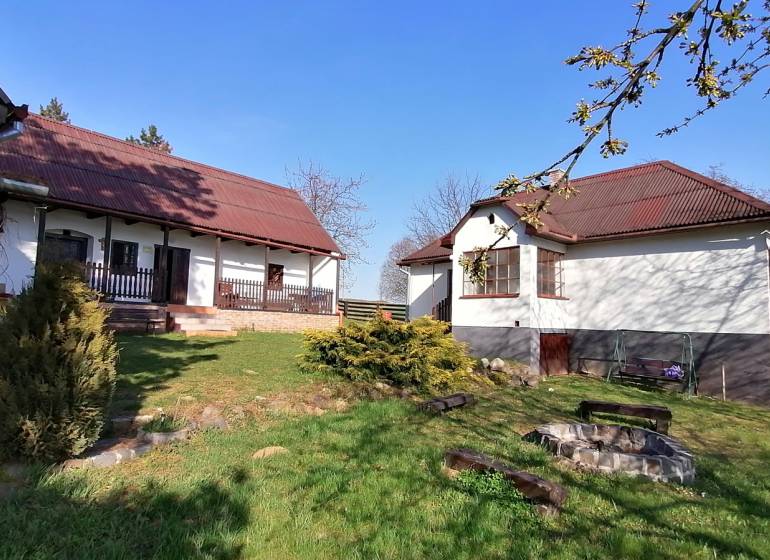 Dva malebné vidiecke domy na rozľahlom pozemku (1,6ha) v osade Prieloh - Rodinný dom so záhradou a ohniskom na dvore, ideálny na relax.