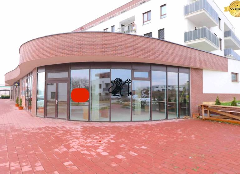 Predaj OP o výmere 86,62 m2 na predaj, Senec - Tehlová budova s obchodnými priestormi a veľkými oknami na ulici Vtáčia.
