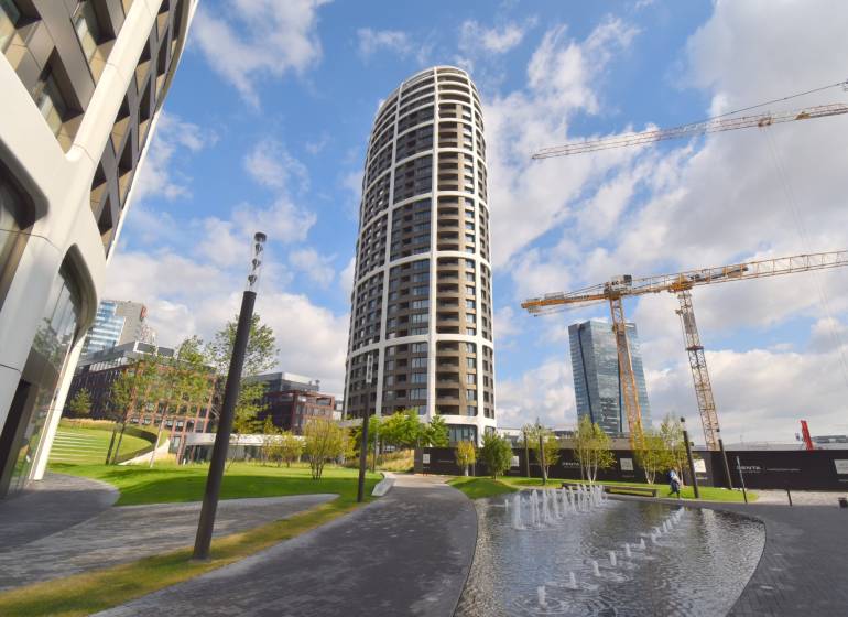 Garážové parkovacie miesto, SKY PARK, Veža II. Továrenská ulica - Vysoká budova na Továrenskej s fontánou, žeriavy a výstavba pri Garážach.