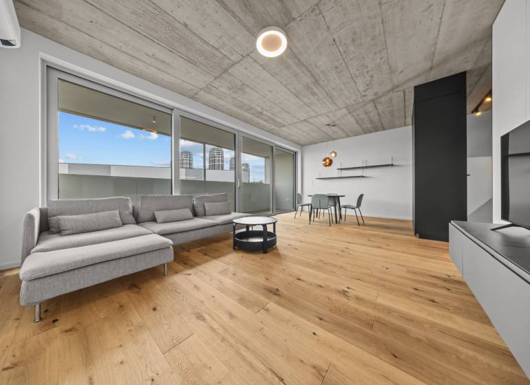 EXKLUZÍVNY MEZONETOVÝ 4i byt ( 103 m2 ), NADSTAVBA, KLÍMA, LOGGIA,NIVY - Obývačka 4-izbového bytu na ulici Páričkova ponúka priestor s pohodlným nábytkom a oknami.