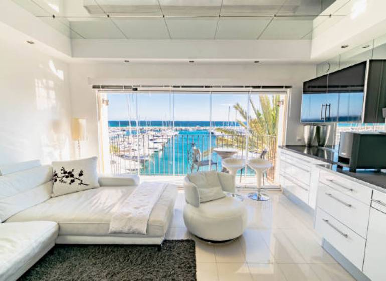 NA PREDAJ - BYT, APARTMAN, VILLA v MARBELLA - Svetlý obývací priestor s výhľadom na more, vhodný pre 2-izbový byt.