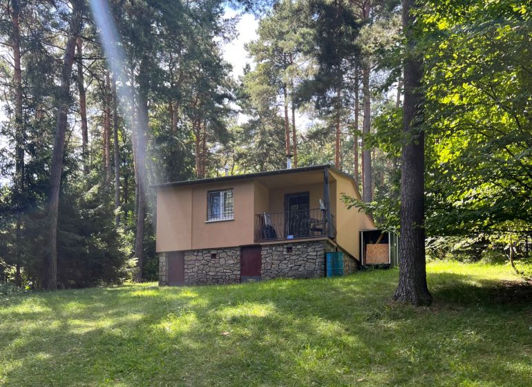 REZERVOVANÁ !!! Na predaj útulná chata v Zlatníckej doline - Chata v prírode obklopená stromami na Zlatníckej doline v Skalici.