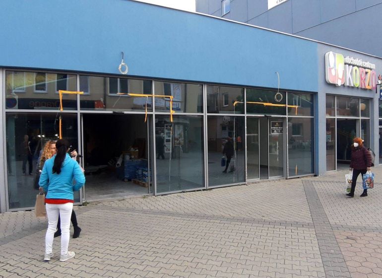 Priestor do prenájmu v centre Topoľčian - Obchodné priestory na Obchodnej ulici v Topoľčanoch s preskleným vstupom a chodníkom.