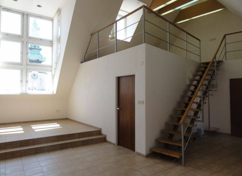 Kancelárske priestory 82 m2 s atraktívnym výhľadom v centre Bratislavy - Kancelárie so schodiskom a veľkými oknami, podlaha s dreveným dekorom.