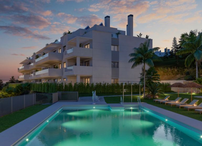 Moderné bývanie pri mori a golfe – La Cala de Mijas - Pohľad spoza bazéna na apartmánový komplex s terasami na Calle Aralia v El Faro.