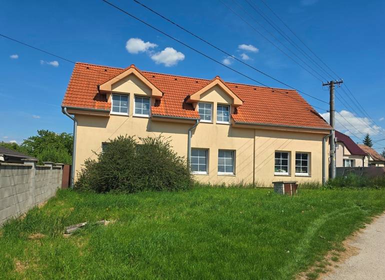 NOVÁ CENA - investičná príležitosť v obci Bíňovce - Rodinný dom v Bíňovciach na ulici Bíňovce s červenou strechou a predzáhradkou.