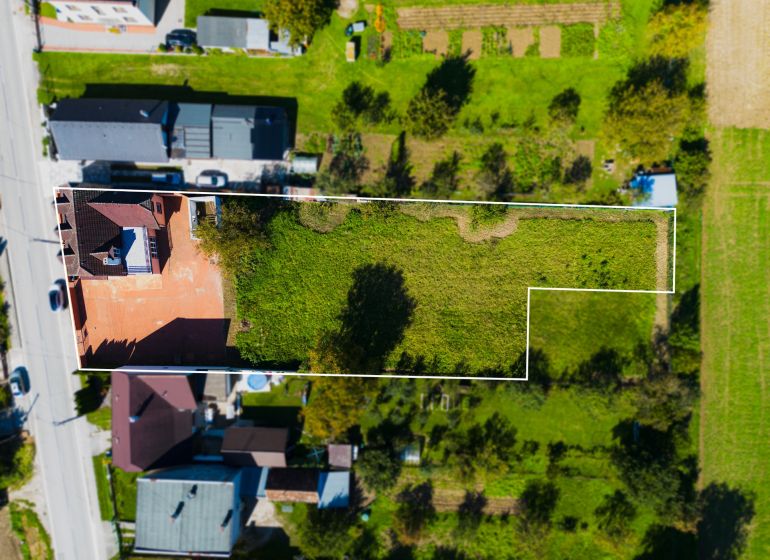 6-izbový rodinný dom s pozemkom 2218m2  | Horňany - Letecká snímka rodinného domu v Horňanoch. Ukazuje pozemok so zelenou záhradou.