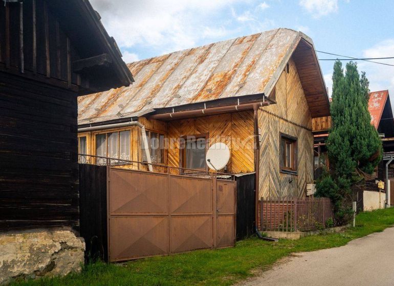 PREDAJ: Drevenica pri Ždiarskom potoku s príjemnou verandou, 135 m2, P - Drevená chata v Polomke s kovovou strechou a satelitnou anténou.