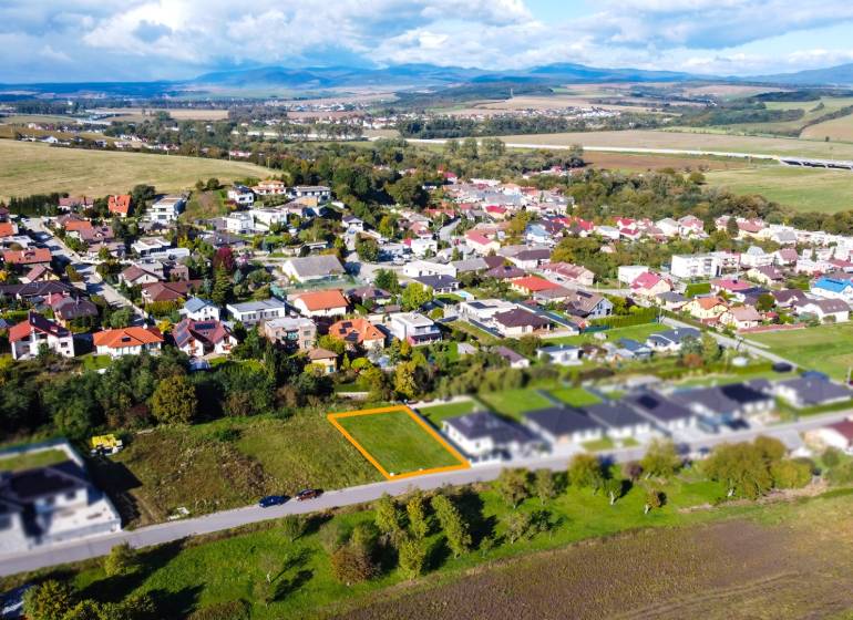 Predaj pekného stavebného pozemku v obľúbenej lokalite Beniakovce - Letecký pohľad na pozemky - bývanie v Beniakovciach obklopené prírodou a dedinskou zástavbou.
