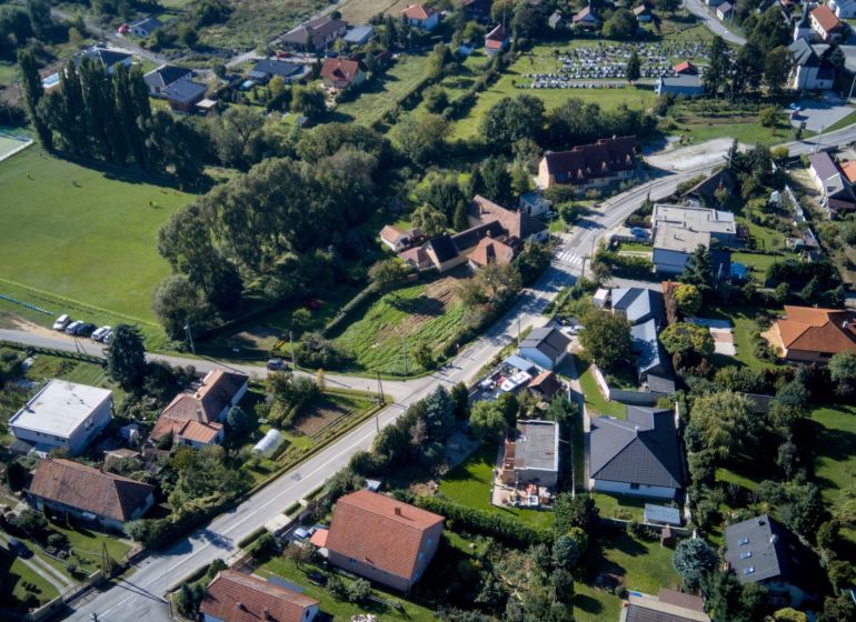Predaj pozemku na bývanie, Nitra - Letecký pohľad na zástavbu v Štitároch, Pozemky - bývanie obklopené zeleňou a športoviskom.