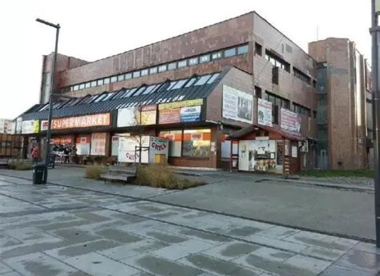 SKLADOVÉ priestory 54m2 na prenájom v centre mesta- Dubnica nad Váhom - Obchodné priestory na Námestí Matice Slovenskej v Dubnici nad Váhom s reklamnými výveskami.