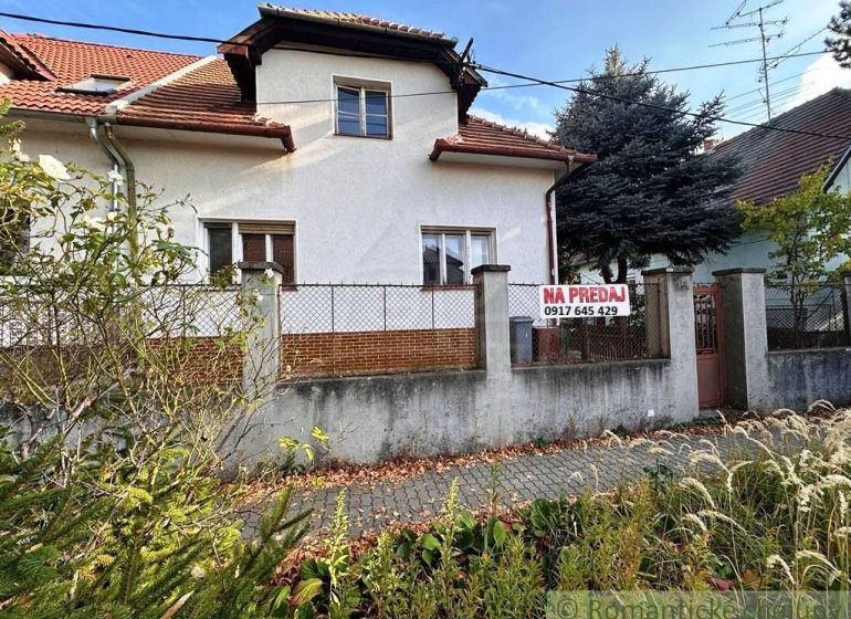 Starý dom s dušou – čaká na nový život v jednej z najkrajších ulíc Nov - Rodinný dom v Nových Zámkoch s červenou strechou a oplotenou záhradou na predaj.