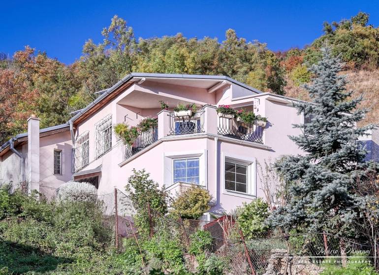 7-izbový rodinný dom s úžasným výhľadom v prestížnej lokalite Devín - Rodinný dom v Bratislave - Devíne s balkónom, kvetinovou výzdobou a sviežou záhradou.