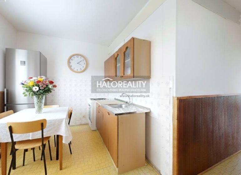Predaj, trojizbový byt Lučenec - EXKLUZÍVNE HALO REA... - Kuchyňa v 3-izbovom byte s jedálenským stolom a bielymi stenami.
