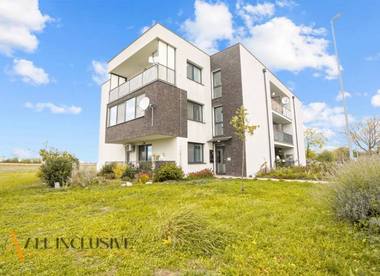 REZERVOVANÉ | NA PREDAJ 3-IZBOVÝ BYT S TERASOU, BLATNÁ NA OSTROVE - Bytový dom obklopený zeleňou v Blatnej na Ostrove, zahrňujúci aj priestor pre 3-izbový byt.