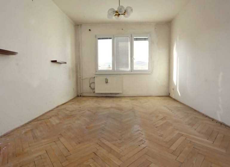 ÚTULNÝ, SVETLÝ 2 IZB.BYT S PRÍJEMNÝM VÝHĽADOM, DETVA - Izba s podlahou s dreveným dekorom v 2-izbovom byte, svetlé steny, stropné svietidlo.