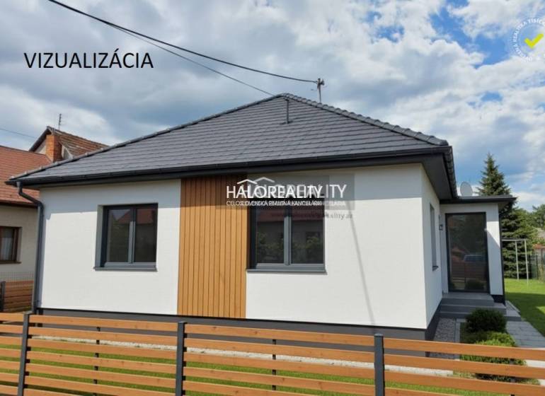 Predaj, rodinný dom Sľažany - EXKLUZÍVNE HALO REALITY - Rodinný dom v Sľažanoch s bielou fasádou a dreveným dekorom.