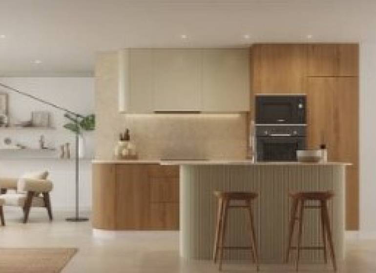 Novostavba, Apartmán Los Alcazáres, 85 m2, 2 spálne bazén  - Svetlý interiér Rekreačného apartmánu s výhľadom na more a podlahou s dreveným dekorom.