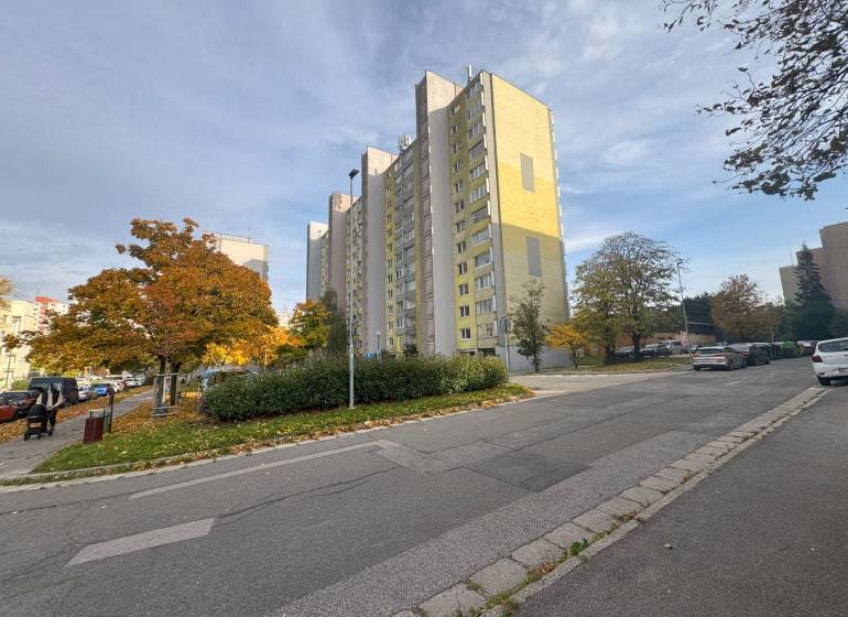 Príjemný 1i byt, zariadený, pivnica, Drobného ul., Dúbravka - Výšková budova na ulici Drobného, Bratislava - Dúbravka, obklopená zeleňou a autami.