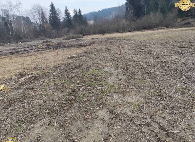 Na predaj: slnečný rovinatý stavebný pozemok – Raková (335-P) - Pozemky na bývanie v Rakovej, pripravené na výstavbu, obklopené lesom a prírodou.