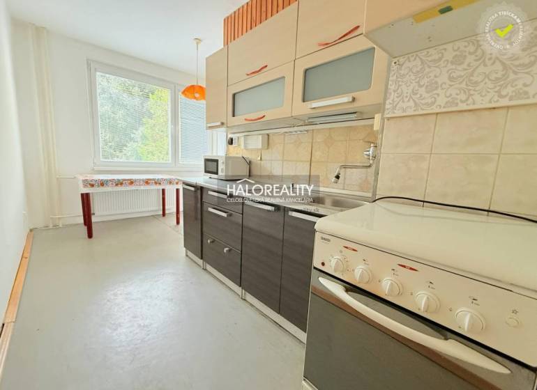 REZERVOVANÉ - Predaj, dvojizbový byt Nové Zámky - EX... - Kuchyňa v 2-izbovom byte s jednoduchým nábytkom a veľkým oknom.