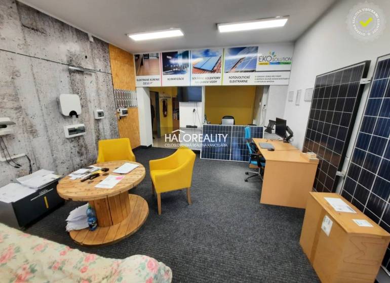 Prenájom, kancelársky priestor Prešov, Sabinovská - Kancelárie s vystavenými solárnymi panelmi, drevenými prvkami a žltými kreslami.