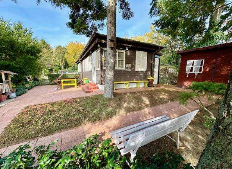 Záhrada s chatou s čarovným výhľadom, BA – Karlova Ves - Záhrada s chatou na pozemku pre bývanie v Bratislave - Karlovej Vsi na Hany Meličkovej.