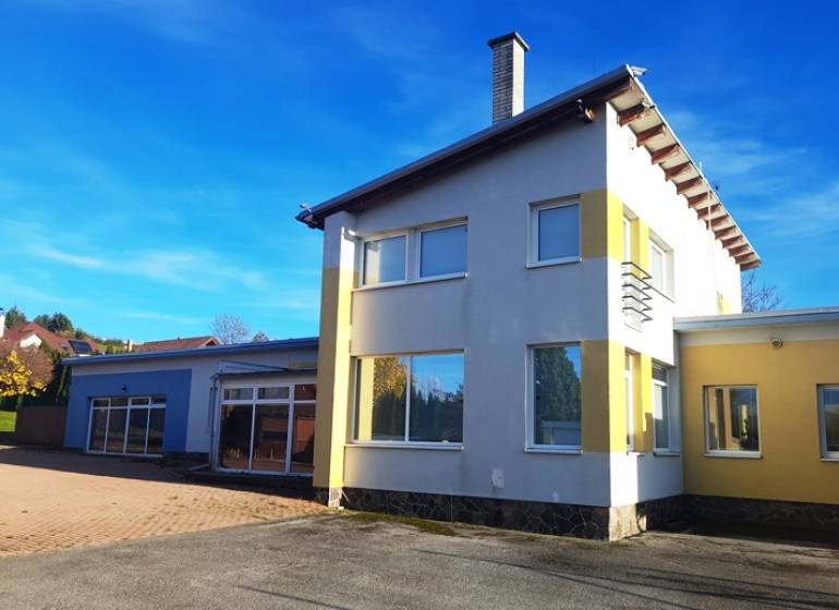 EXKLUZÍVNE, VEĽKÝ RODINNÝ DOM NECPALY - Rodinný dom v Necpaloch, farebná fasáda, veľký dvor, slnečný jasný deň.