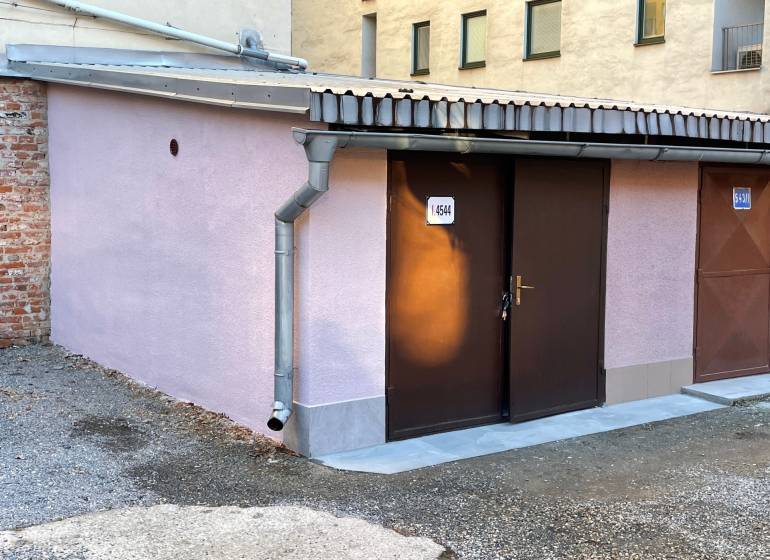 Garáž na Mlynskej ul. na prenájom - Garáže na Mlynskej v Košiciach - mestskej časti Staré Mesto so svetlofialovou omietkou.