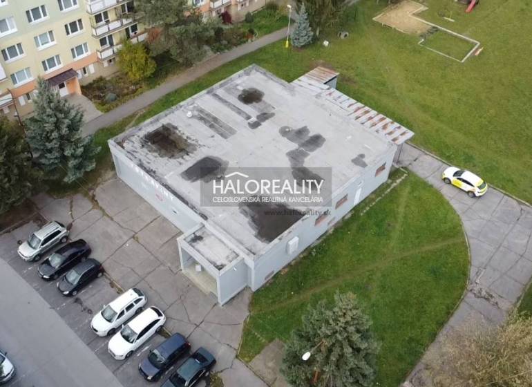 Predaj, obchodný priestor Rimavská Sobota, Západ, Ry... - V Rimavskej Sobote sú obchodné priestory obklopené panelákmi a parkovacími miestami.